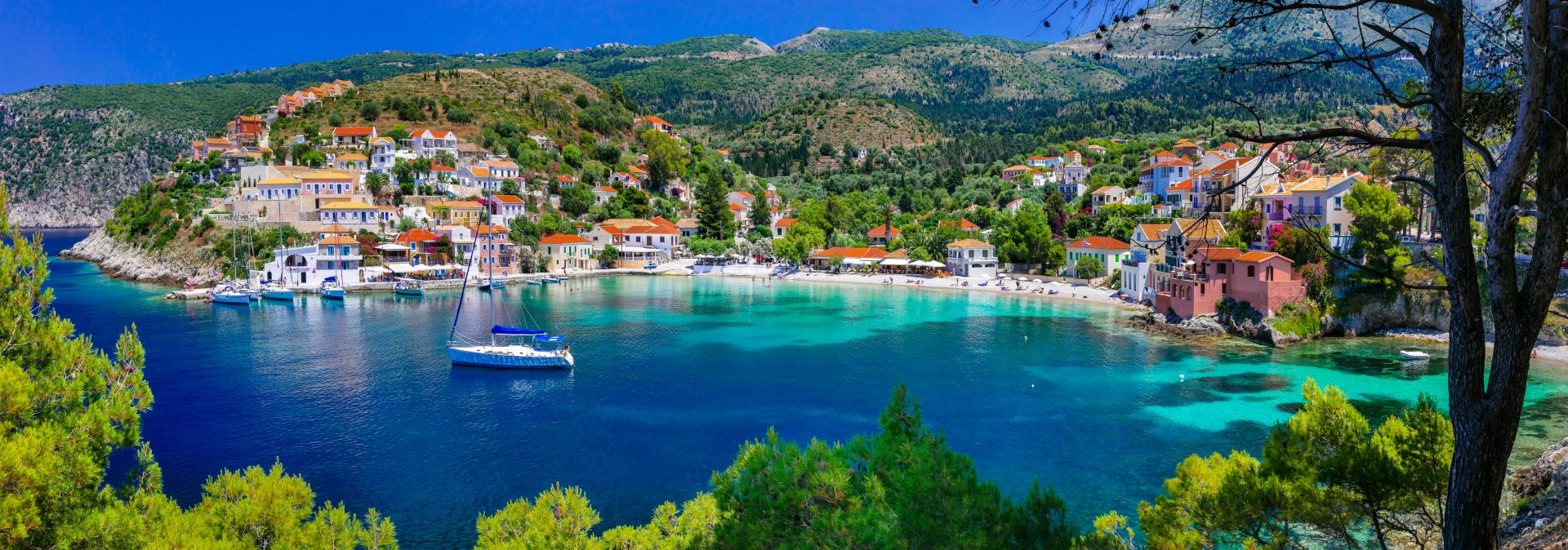 bunter Griechenland Serie - bunte Assos mit schöner Bucht. Kefalonia, Ionische Inseln
