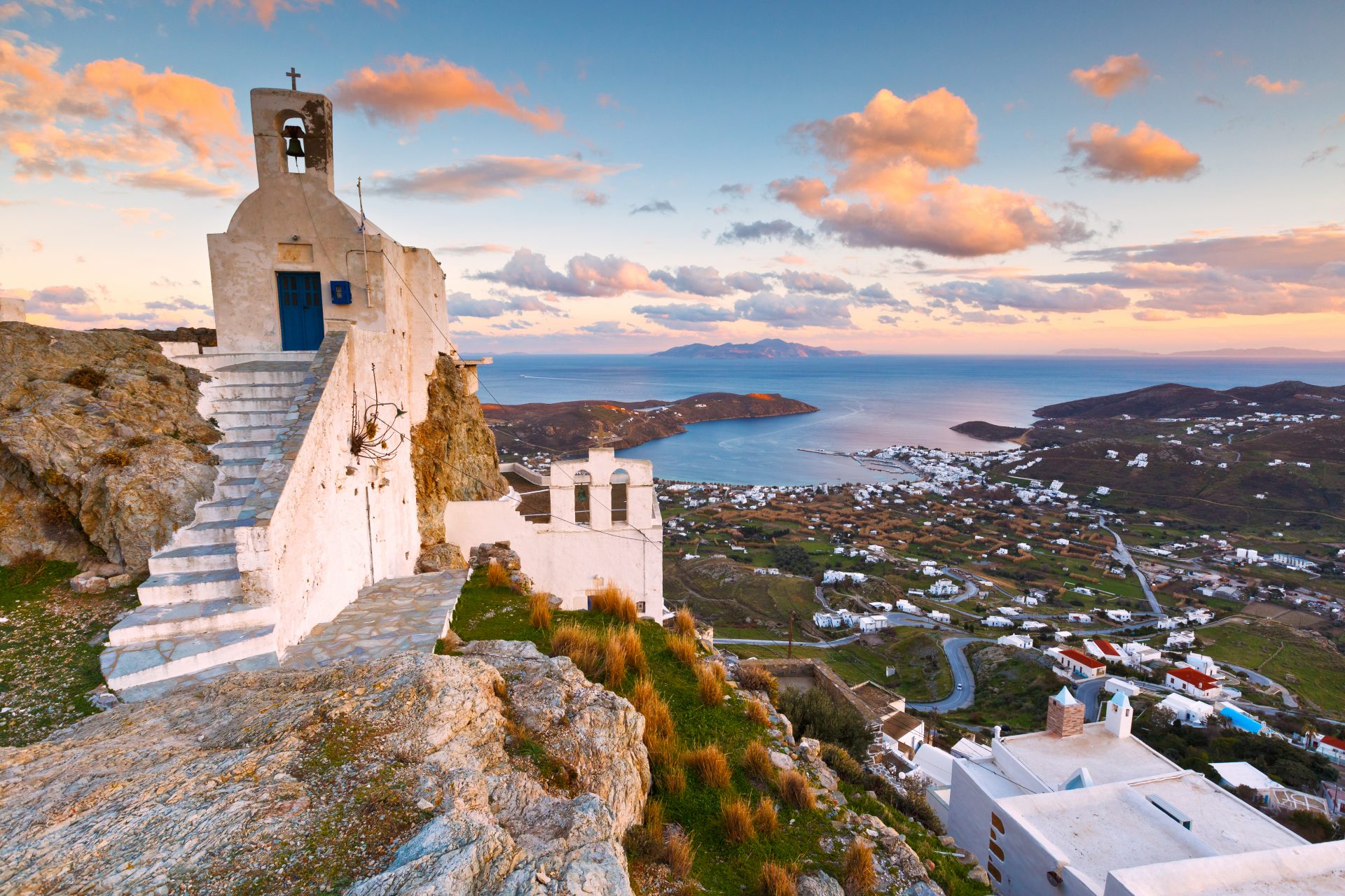Blick auf die Serifos-Insel von der Spitze des Schlosses