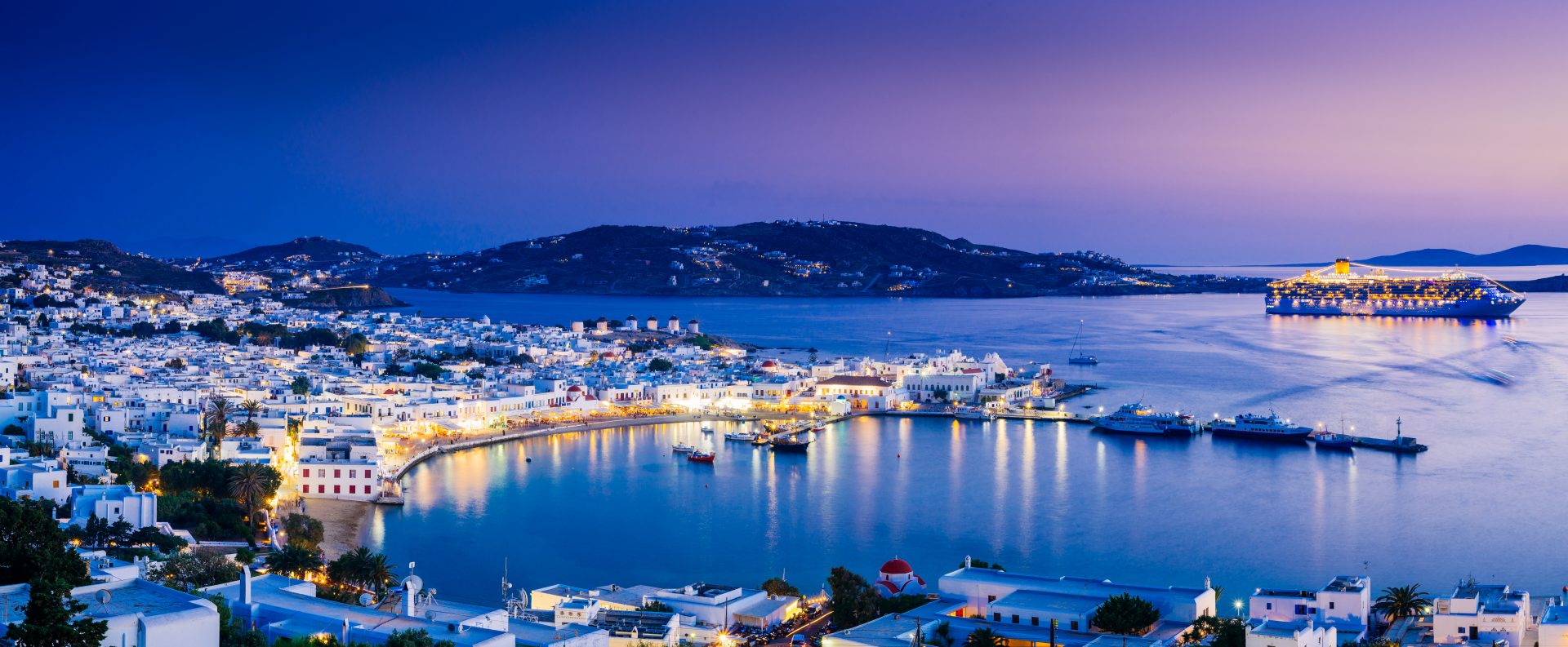 Panorama der Stadt Mykonos bei Sonnenuntergang
