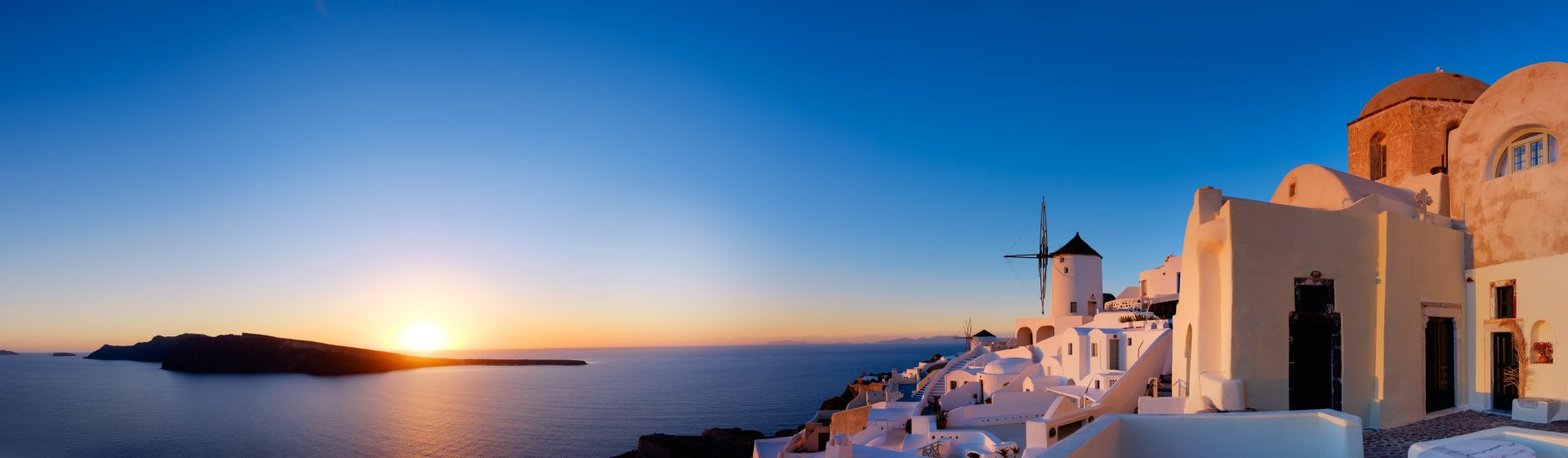 Sonnenuntergang über der Insel Santorini in Kykladen